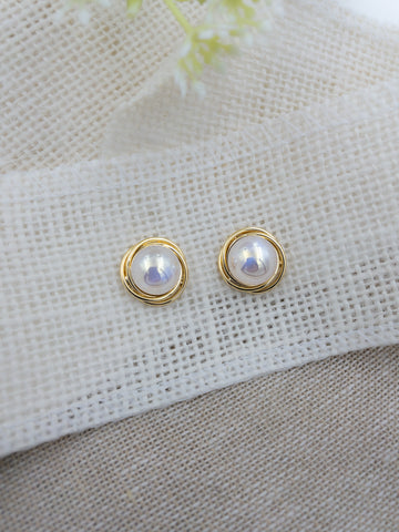 Contemporary pearl stud in gold plated frame