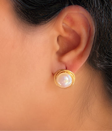 Contemporary pearl stud in gold plated frame